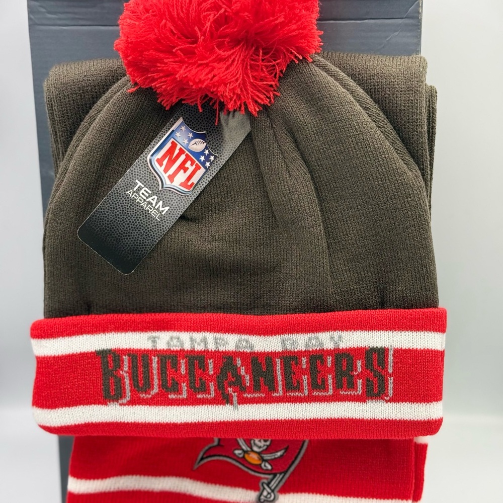 NFL BUCCANEERS HAT &‎ SCARF SET